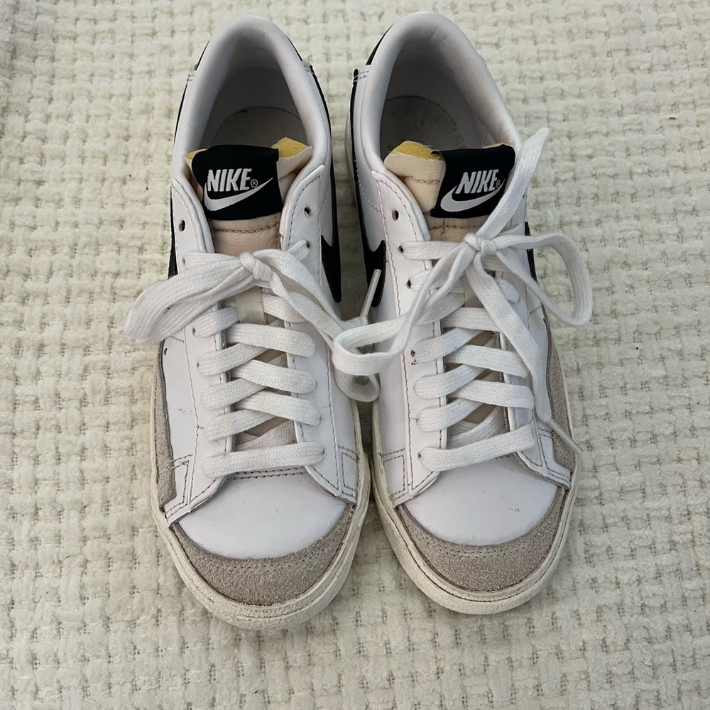 Nike Women’s Blazer Low Shoes, Size 6 - Picture 5 of 9
